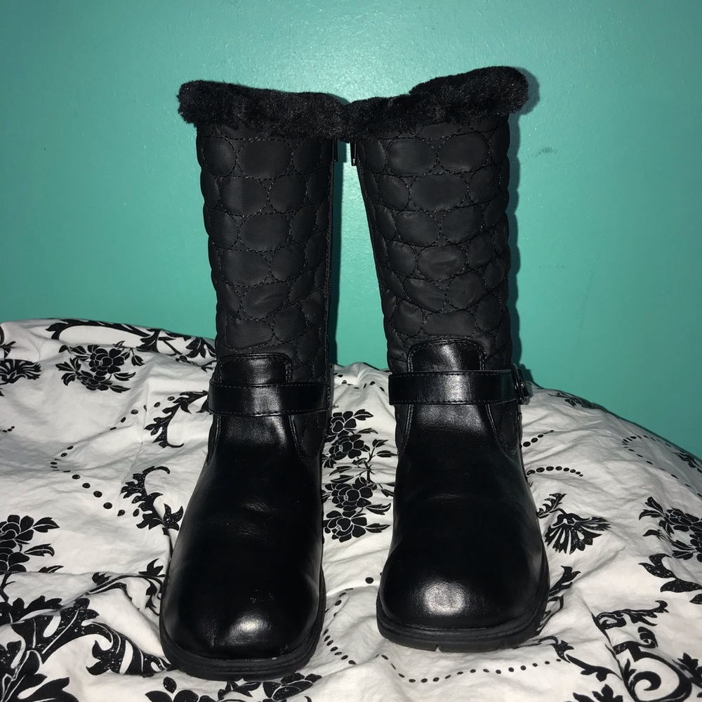 Black winter boots